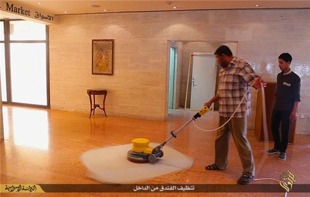 Ben trong khach san sieu sang dau tien cua phien quan IS