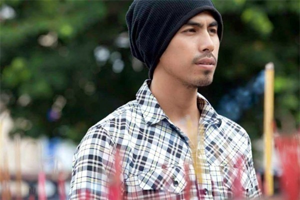 1 tháng sau ghép tủy, sáng 4/5, Duy Nhân bị hôn mê sâu, có thể ra đi bất cứ lúc nào. Nguyên nhân tình trạng này là do cơ thể Duy Nhân không thích nghi với tủy của em trai. Sau khi ghép, hiện tượng thải ghép xảy ra, Duy Nhân cũng bị sốt kéo dài cho đến đêm 3/5 thì phải thở máy nhưng sức khỏe yếu dần đi. Gia đình nam người mẫu kiêm diễn viên bối rối và lo lắng. Bạn bè trong giới cũng hoang mang trước thông tin xấu này. Viện phí điều trị cũng tăng đến 40 triệu đồng mỗi ngày nên gia đình Duy Nhân quyết định bán đất để cầm cự cho anh.