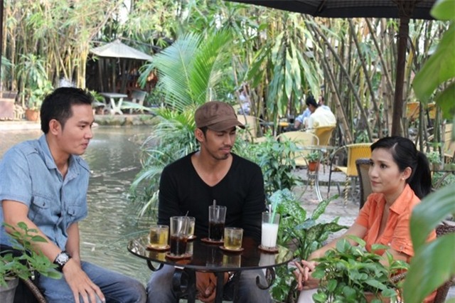 Duy Nhân (áo đen, giữa) trong vai phóng viên Hoàng.