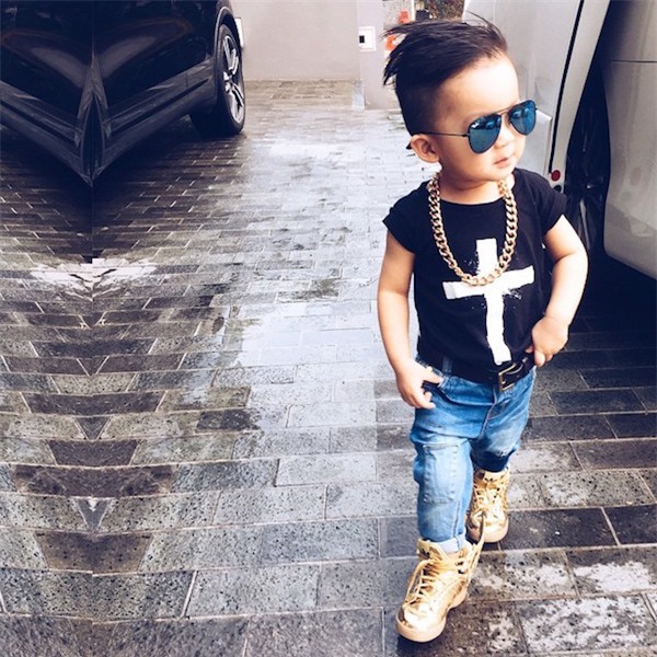 Bé trai 2 tuổi sở hữu lượng fan khổng lồ nhờ gu ăn mặc ‘chất hết nấc’