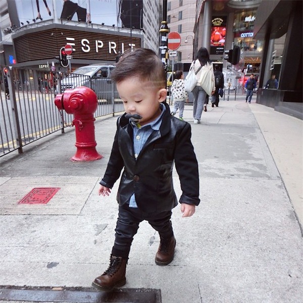 Bé trai 2 tuổi sở hữu lượng fan khổng lồ nhờ gu ăn mặc ‘chất hết nấc’