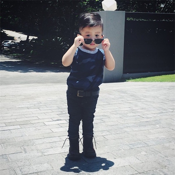 Bé trai 2 tuổi sở hữu lượng fan khổng lồ nhờ gu ăn mặc ‘chất hết nấc’