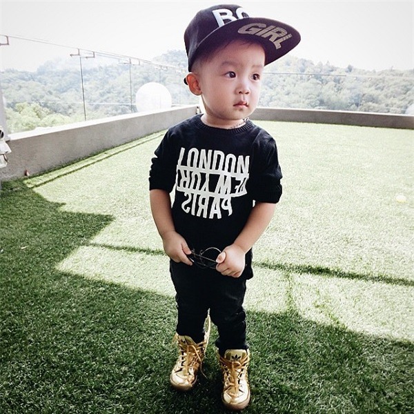 Bé trai 2 tuổi sở hữu lượng fan khổng lồ nhờ gu ăn mặc ‘chất hết nấc’