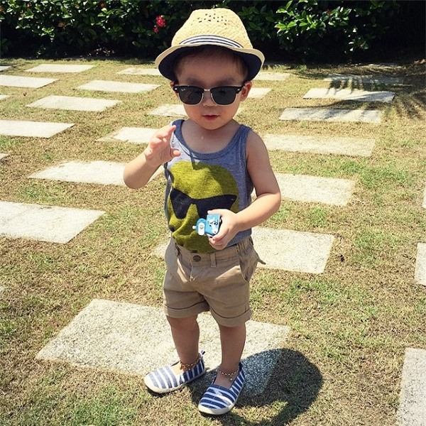 Bé trai 2 tuổi sở hữu lượng fan khổng lồ nhờ gu ăn mặc ‘chất hết nấc’