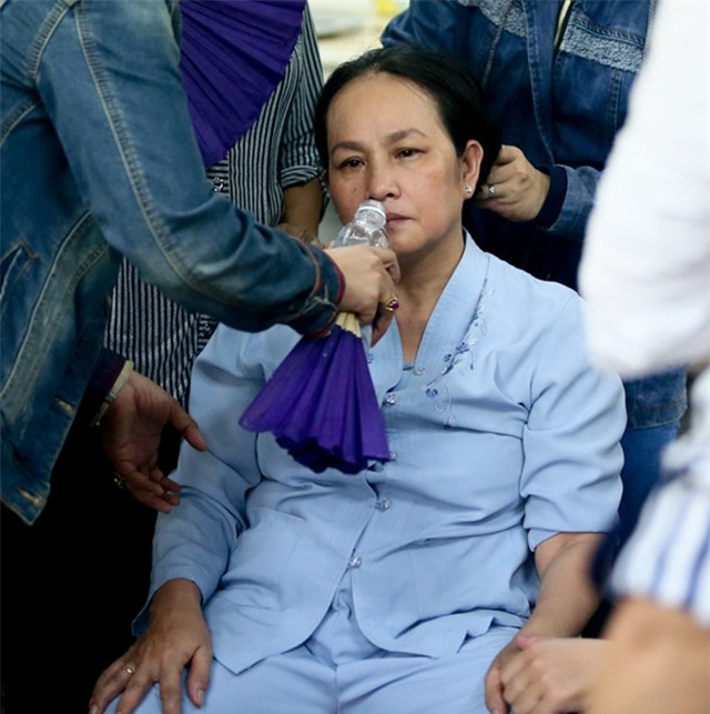 Mẹ và vợ Duy Nhân khóc ngất trong đám tang