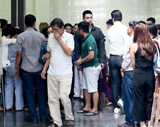 Mẹ và vợ Duy Nhân khóc ngất trong đám tang