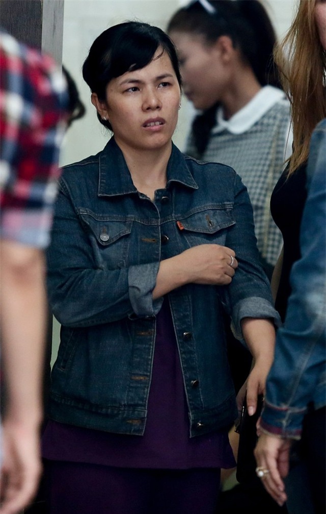 Mẹ và vợ Duy Nhân khóc ngất trong đám tang