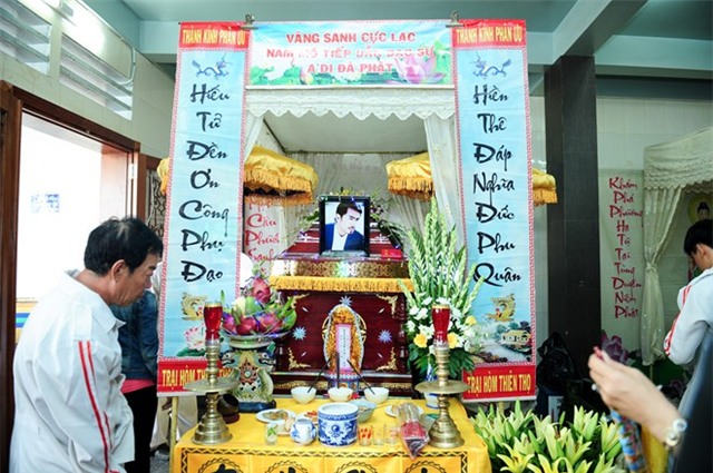 Mẹ và vợ Duy Nhân khóc ngất trong đám tang