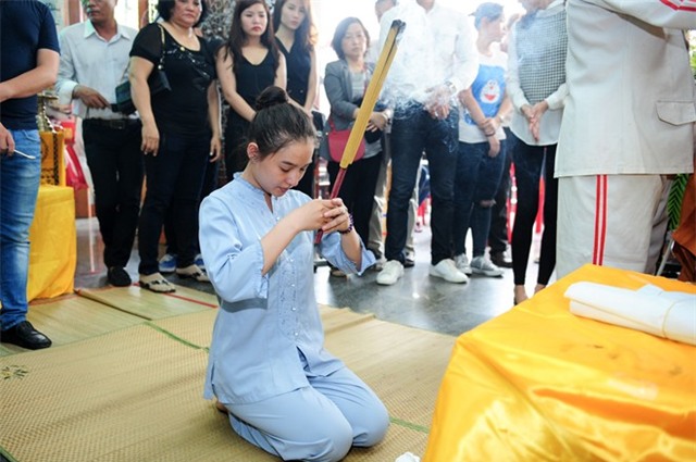 Mẹ và vợ Duy Nhân khóc ngất trong đám tang