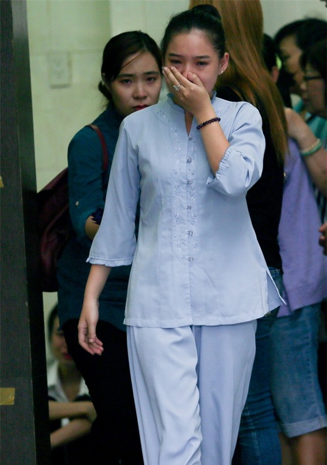 Mẹ và vợ Duy Nhân khóc ngất trong đám tang