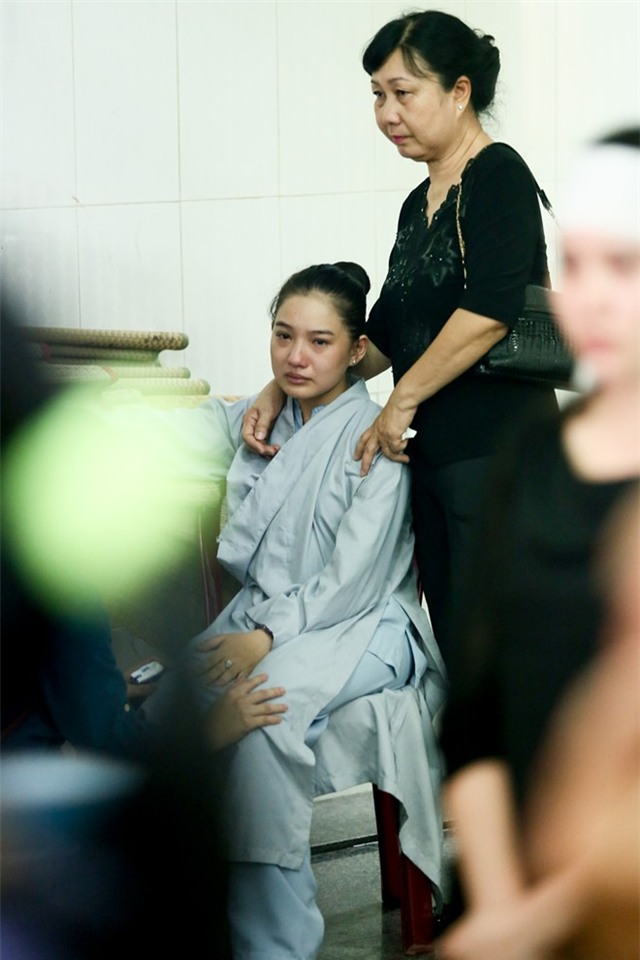 Mẹ và vợ Duy Nhân khóc ngất trong đám tang