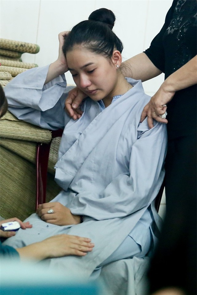 Mẹ và vợ Duy Nhân khóc ngất trong đám tang