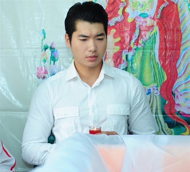 Sao Việt nghẹn ngào đến viếng Duy Nhân