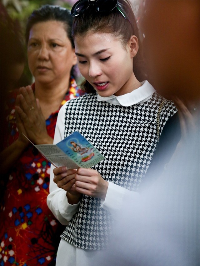 Sao Việt nghẹn ngào đến viếng Duy Nhân