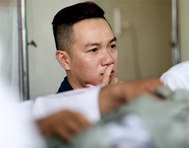 Sao Việt nghẹn ngào đến viếng Duy Nhân