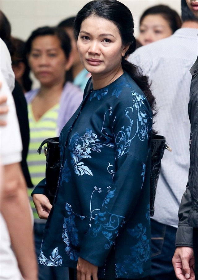 Sao Việt nghẹn ngào đến viếng Duy Nhân