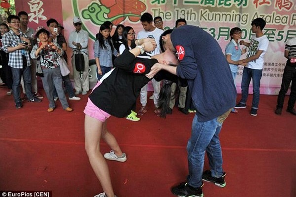 Thắng 8 triệu đồng nhờ bế vợ đứng hôn bằng một chân lâu nhất 1