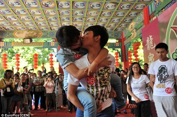 Thắng 8 triệu đồng nhờ bế vợ đứng hôn bằng một chân lâu nhất 3