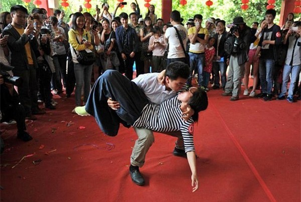 Thắng 8 triệu đồng nhờ bế vợ đứng hôn bằng một chân lâu nhất 4