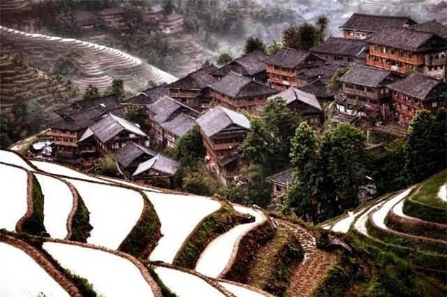 Ngôi làng ẩn trong núi Jiuzhaigou, Trung Quốc.