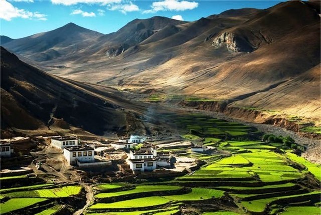 Ngôi làng trong dãy núi Himalaya, Tây Tạng.