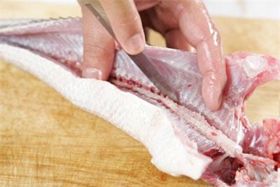 Lọc xương cá trước khi nấu để tránh bị hóc xương khi ăn