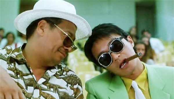 Bách biến tinh quân (1995) là một trong những tác phẩm hiếm hoi Ngô Mạnh Đạt và Châu Tinh Trì đóng vai cha con. Phim kể về chàng công tử nhà giàu vì dám tán tỉnh người tình của ông trùm nên bị nổ banh xác, duy chỉ còn lại bộ não và cái miệng là nguyên vẹn. Nhờ một vị giáo sư tái tạo, anh trở thành siêu nhân có thể thay hình đổi dạng.