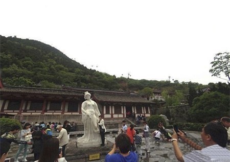 TQ: Phan cam du khach “sam so” tuong Duong Quy Phi