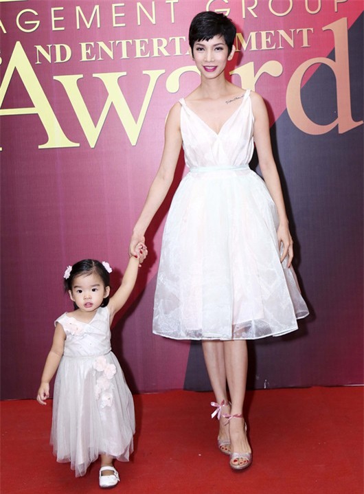 Thời trang hè sành điệu của các cặp mẹ con Vbiz