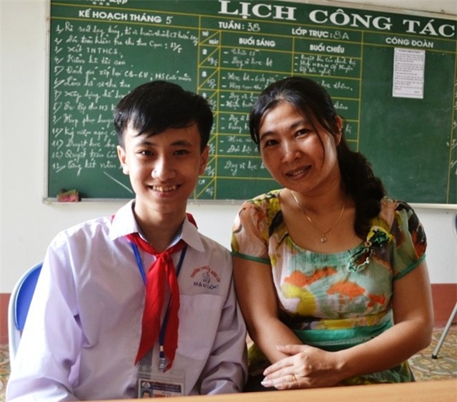 Em Trương Hải Nam hạnh phúc bên cô giáo chủ nhiệm. Ảnh: Nguyễn Dương.