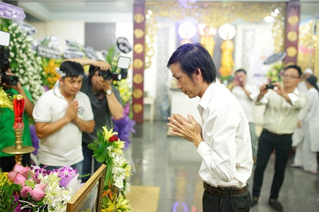 Khuya 8/5, sau khi hoàn tất công việc biểu diễn, danh hài Hoài Linh dành thời gian đến thắp cho Duy Nhân nén hương tiễn biệt.