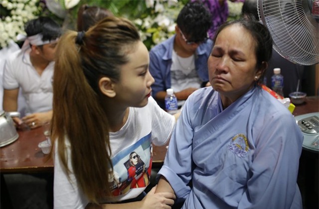 Sao Việt tranh thủ đi viếng Duy Nhân đêm cuối