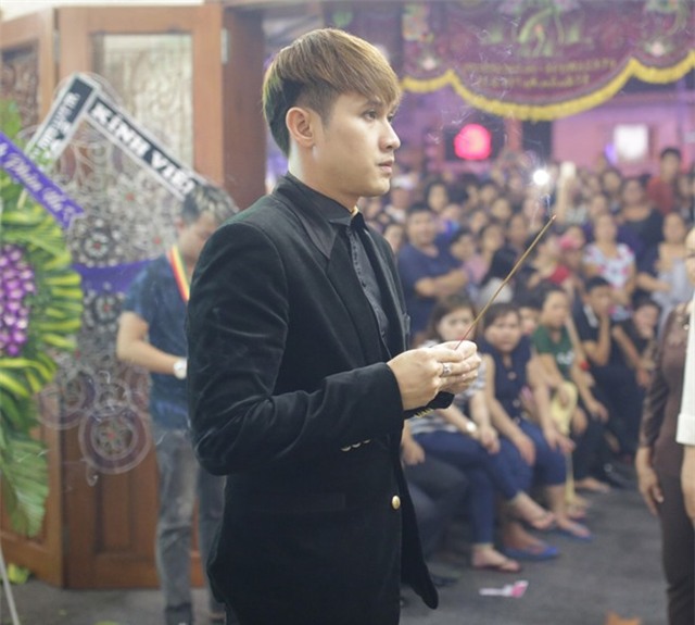 Sao Việt tranh thủ đi viếng Duy Nhân đêm cuối