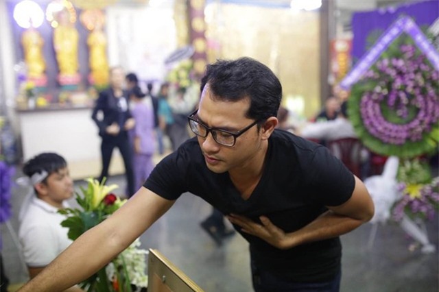 Sao Việt tranh thủ đi viếng Duy Nhân đêm cuối