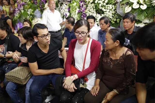 Sao Việt tranh thủ đi viếng Duy Nhân đêm cuối