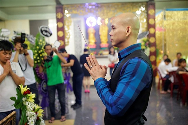 Sao Việt tranh thủ đi viếng Duy Nhân đêm cuối