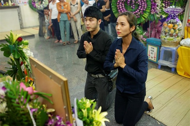 Sao Việt tranh thủ đi viếng Duy Nhân đêm cuối