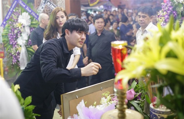 Sao Việt tranh thủ đi viếng Duy Nhân đêm cuối