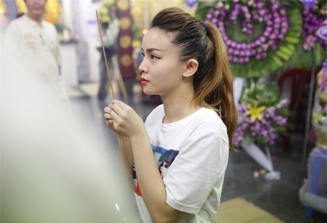 Sao Việt tranh thủ đi viếng Duy Nhân đêm cuối