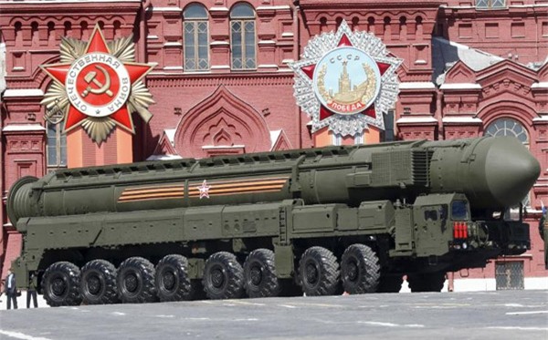 Nga, diễu binh, vũ khí