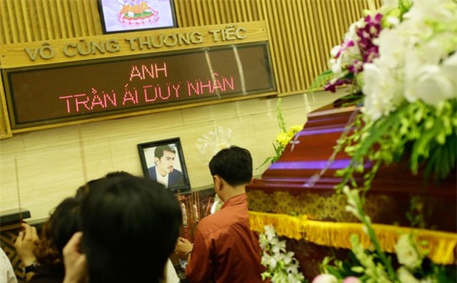 Mẹ và chị ngất xỉu trong lễ hỏa táng Duy Nhân