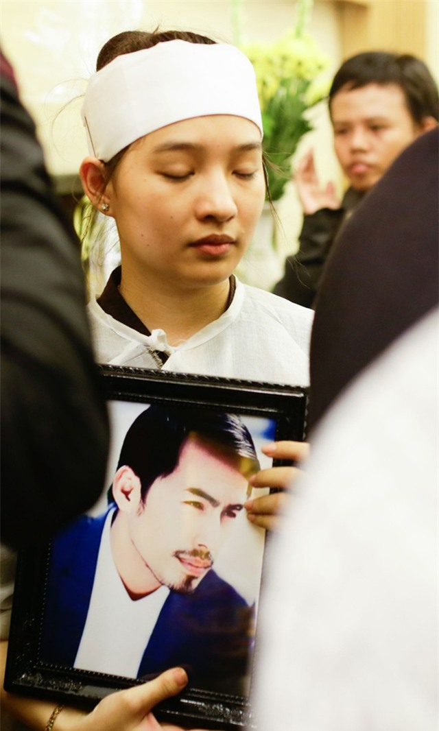 Mẹ và chị ngất xỉu trong lễ hỏa táng Duy Nhân