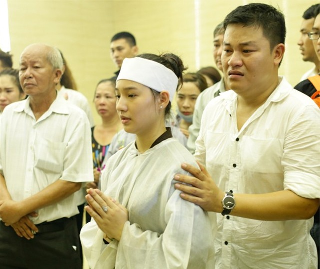 Mẹ và chị ngất xỉu trong lễ hỏa táng Duy Nhân