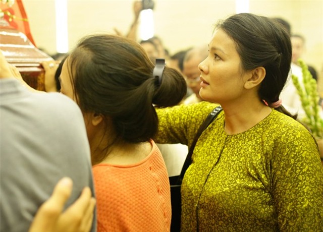 Mẹ và chị ngất xỉu trong lễ hỏa táng Duy Nhân