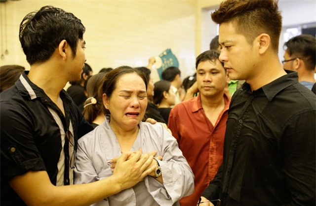 Mẹ và chị ngất xỉu trong lễ hỏa táng Duy Nhân