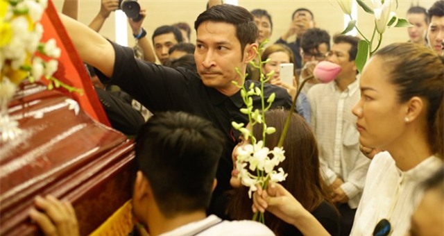 Mẹ và chị ngất xỉu trong lễ hỏa táng Duy Nhân