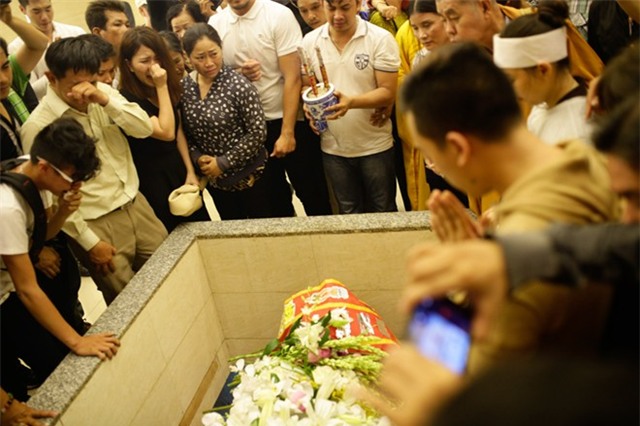 Mẹ và chị ngất xỉu trong lễ hỏa táng Duy Nhân