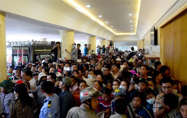 Mẹ và chị ngất xỉu trong lễ hỏa táng Duy Nhân