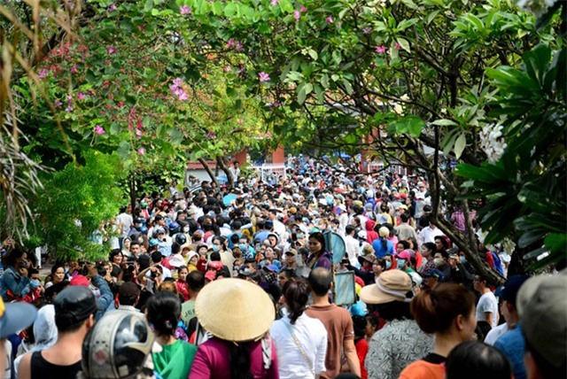 Mẹ và chị ngất xỉu trong lễ hỏa táng Duy Nhân