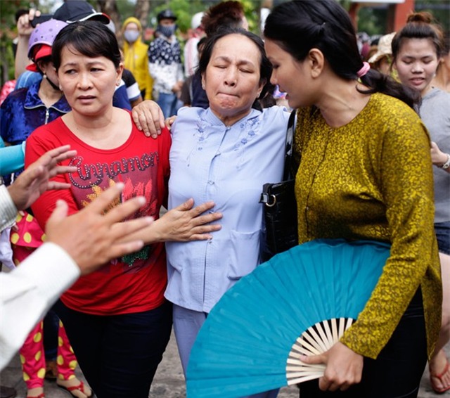 Mẹ và chị ngất xỉu trong lễ hỏa táng Duy Nhân